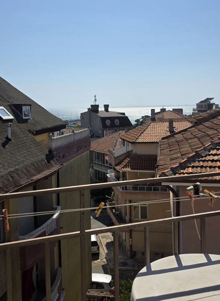 Dwupoziomowy apartament z widokiem na morze w Pomorie – bez opłaty za utrzymanie