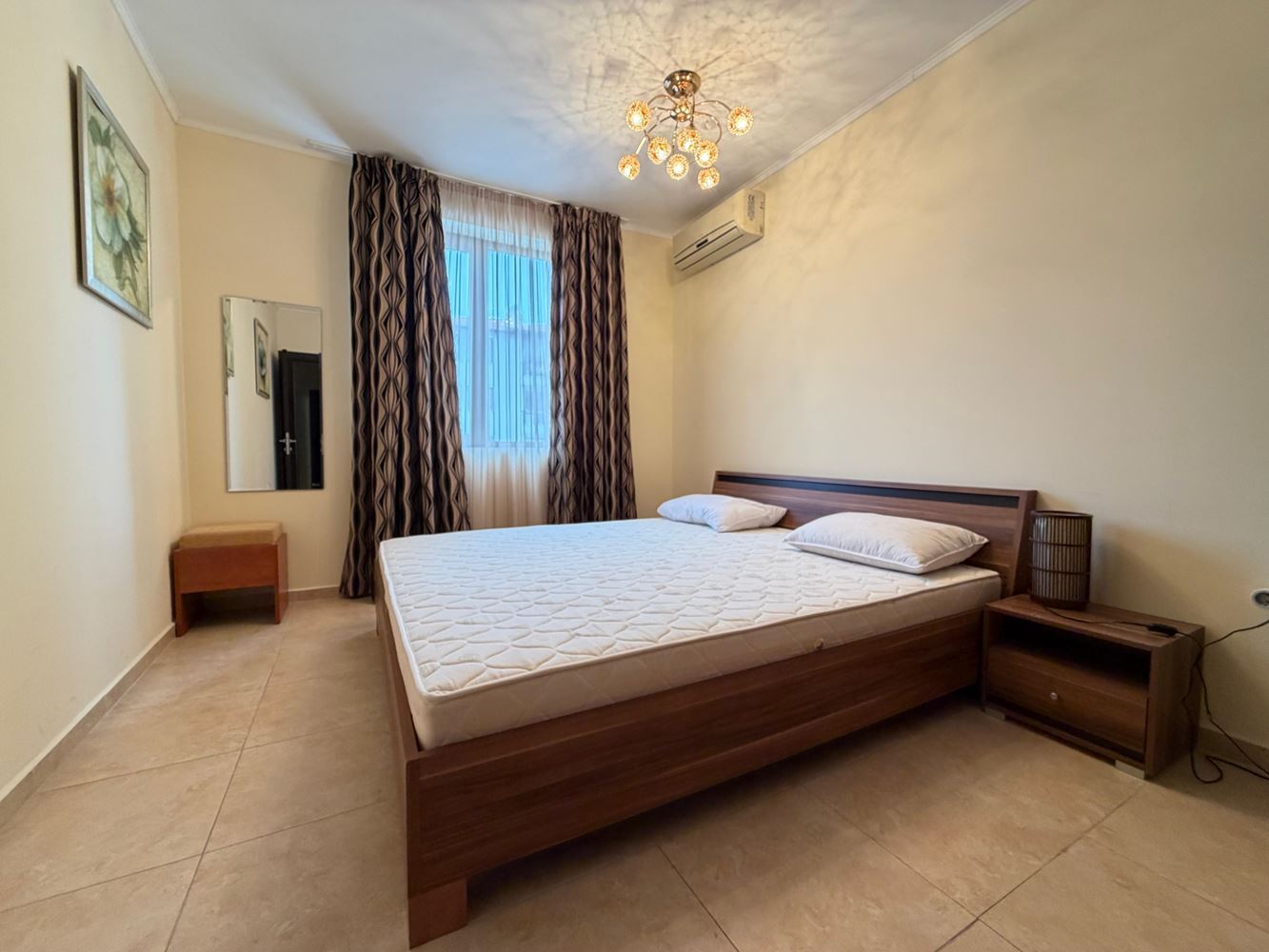 Apartament z dwiema sypialniami i widokiem na basen w Nesebyrze – przestrzeń, komfort i doskonała lokalizacja zaledwie 300 metrów od morza