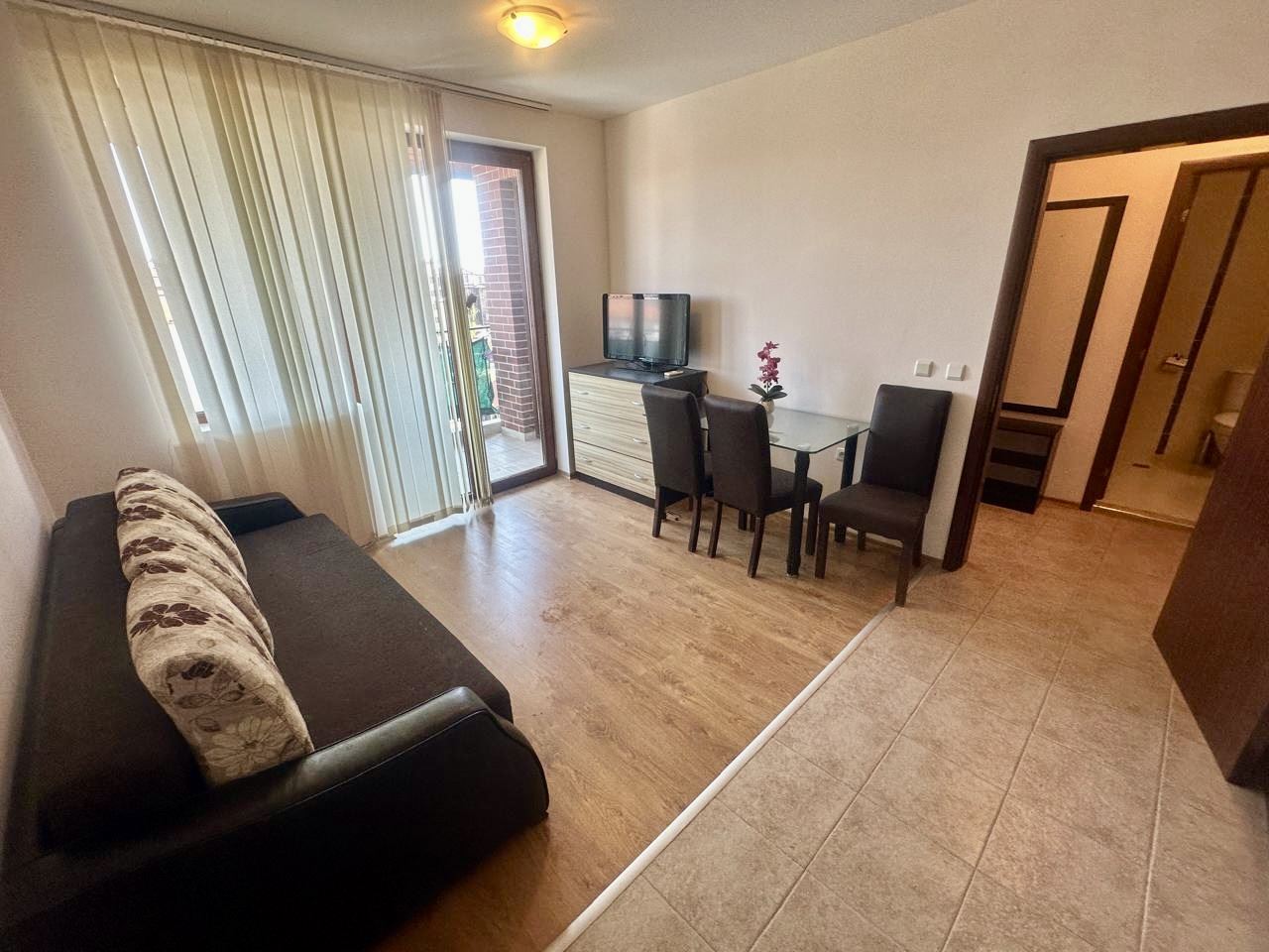 Przestronny apartament z jedną sypialnią z widokiem na zielony dziedziniec w Nessebarze