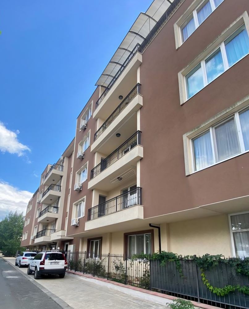 Przestronny apartament z dwiema sypialniami i prywatnym ogródkiem, zaledwie 100 metrów od plaży w Nesebyrze