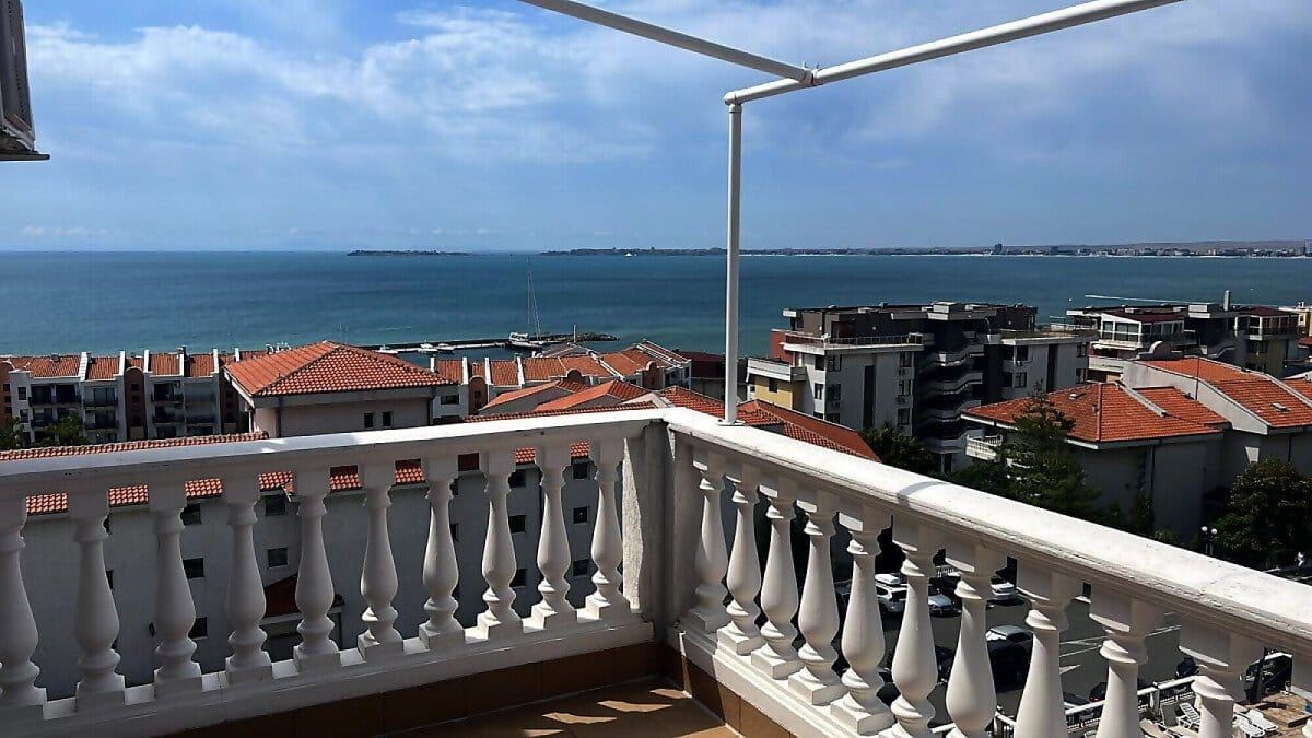 Przestronne mieszkanie czteropokojowe z wyjątkowym panoramicznym widokiem na całą zatokę w Sveti Vlas