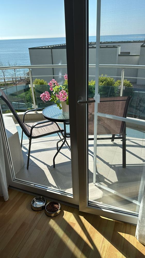 Przestronny apartament z dwiema sypialniami i panoramą morza w Rawdzie – kilka metrów od plaży, w pełni umeblowany i z doskonałym potencjałem inwestycyjnym