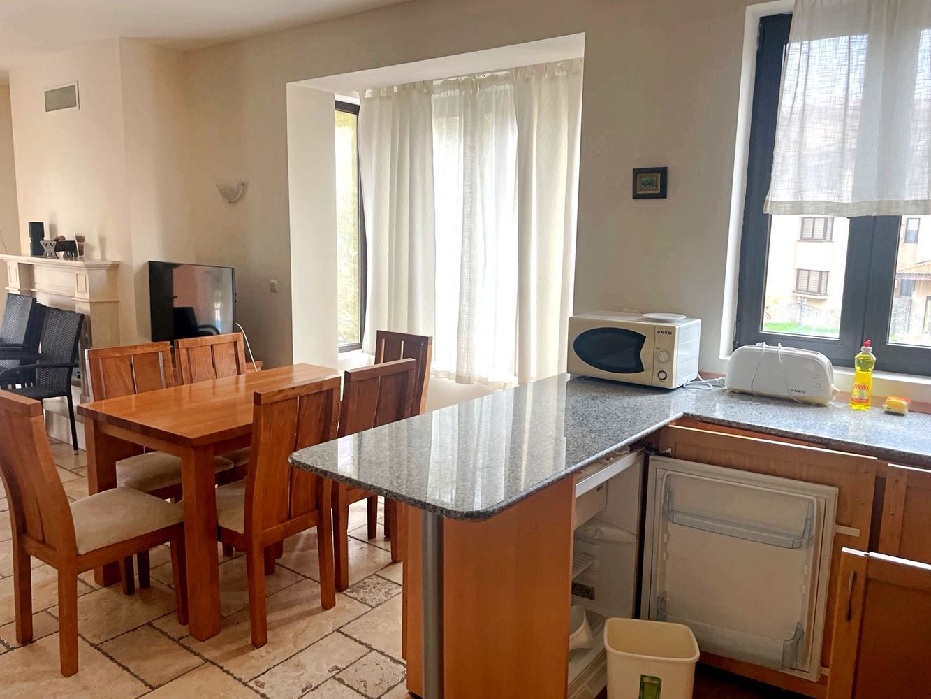 Przestronny umeblowany apartament z dwiema sypialniami i widokiem na morze w pobliżu Bałcziku – komfort wśród natury i Golfowej Riwiery
