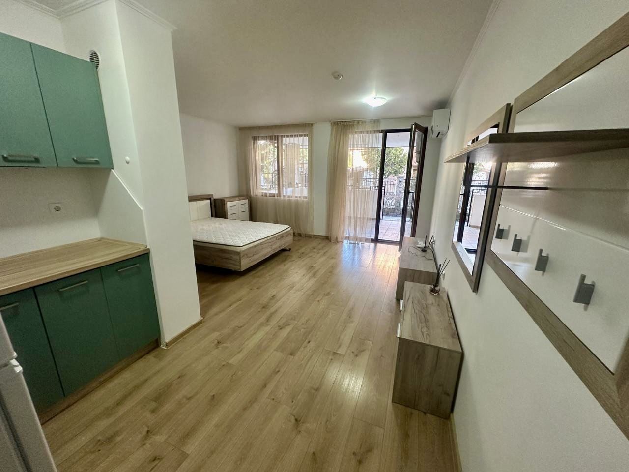 Przestronne studio na parterze z dużym tarasem i możliwością przerobienia na mieszkanie z jedną sypialnią – bezpieczeństwo i komfort w Nessebarze