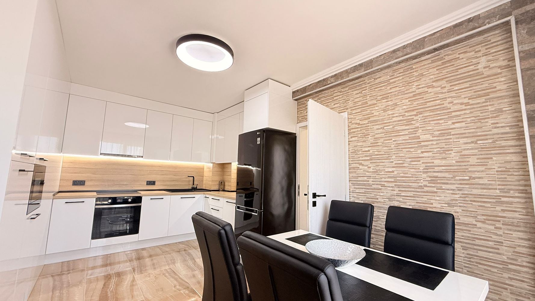 Luksusowy apartament dwupoziomowy z trzema sypialniami w sercu Słonecznego Brzegu – przestrzeń, styl i komfort na dwóch poziomach