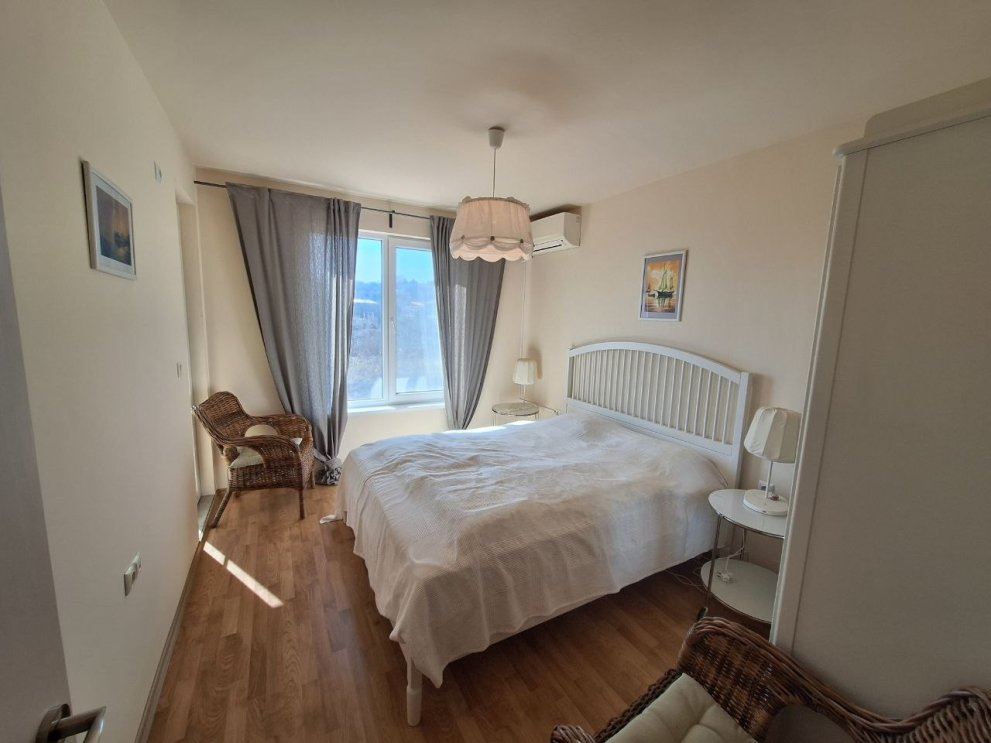 Umeblowany apartament z jedną sypialnią na pierwszej linii brzegowej z widokiem na morze w mieście Byala