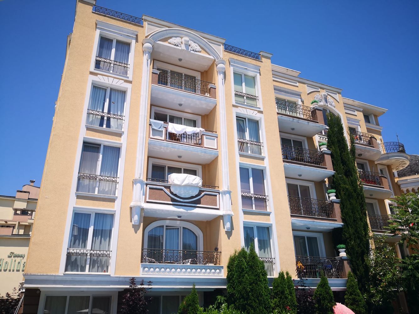 Przestronny apartament z dwiema sypialniami z widokiem na basen i ogród – w pełni umeblowany w nowoczesnym kompleksie w Słonecznym Brzegu
