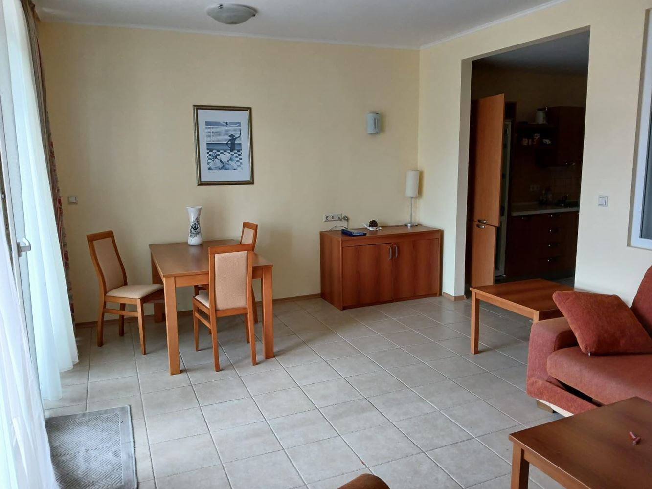 Atrakcyjny apartament z jedną sypialnią przy samej plaży w Pomorie – komfort, baseny i strefa SPA
