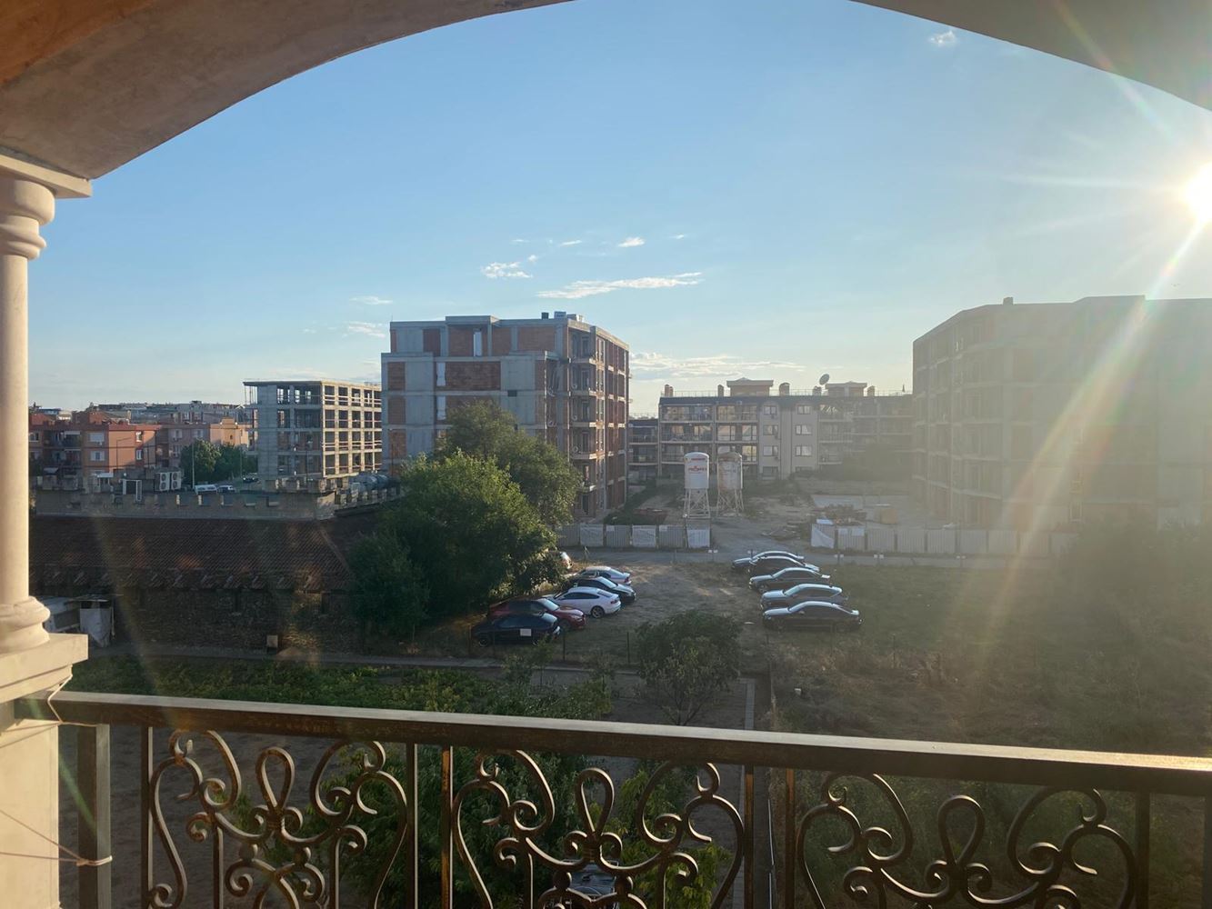 Piękny apartament z jedną sypialnią w Rawdzie z basenami i doskonałymi udogodnieniami – idealny na wakacje i inwestycję