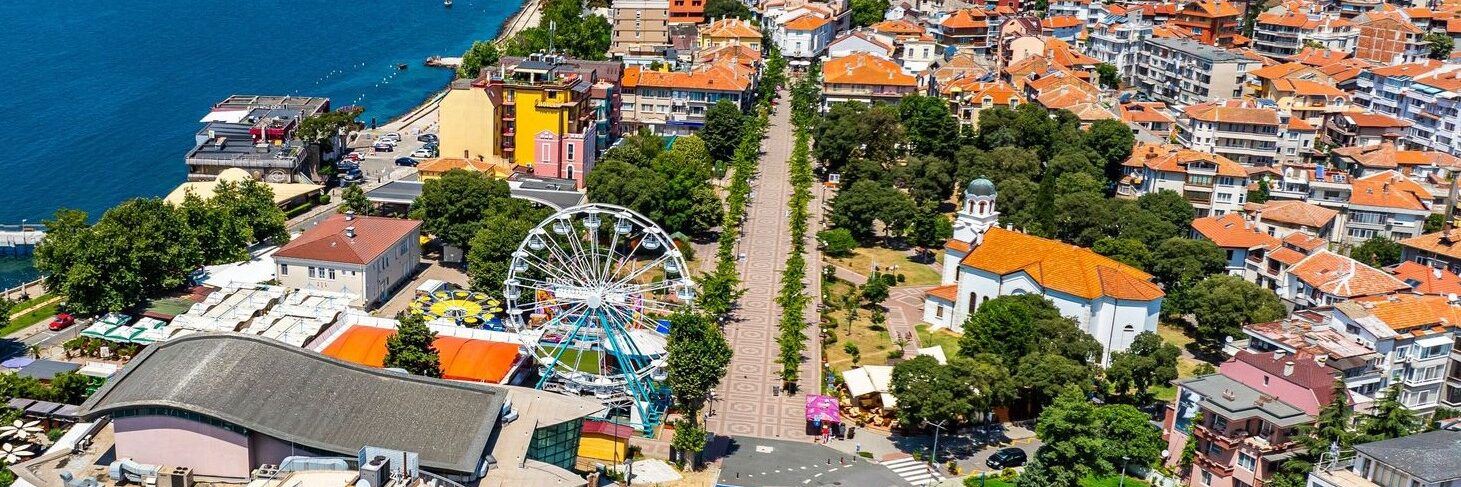 Przestronny apartament z dwiema sypialniami i częściowym widokiem na morze – doskonała lokalizacja blisko centrum i plaży