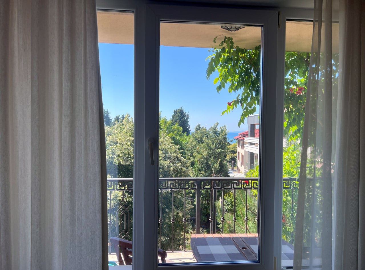 Przestronny apartament z trzema sypialniami i panoramicznym widokiem na morze, tylko 50 metrów od plaży – niska opłata za utrzymanie!