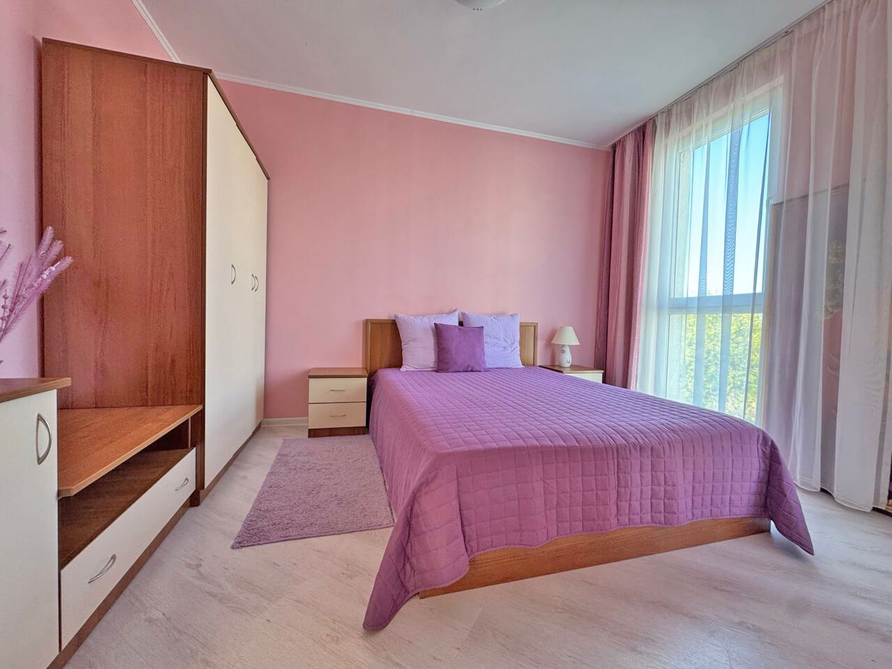 Apartament z jedną sypialnią i widokiem na basen – przytulność, zieleń i komfort na terenie zamkniętego kompleksu