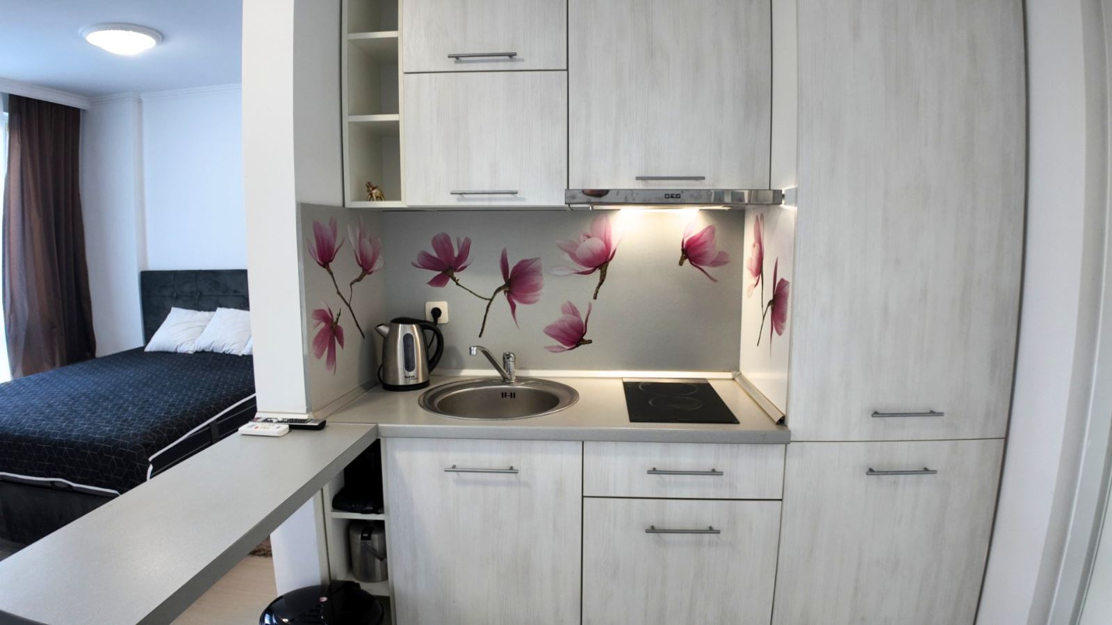 Stylowe studio z widokiem na basen w Słonecznym Brzegu – komfort i doskonałe udogodnienia