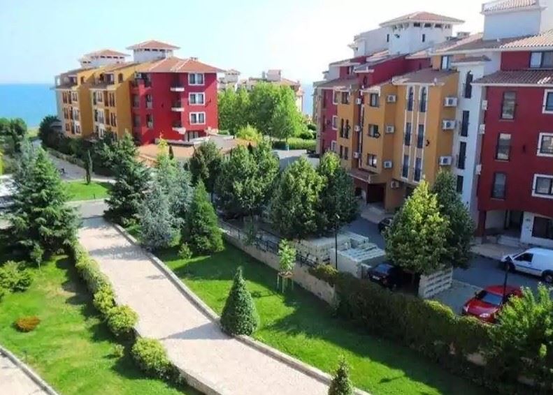 Stylowe studio z doskonałymi udogodnieniami w pierwszej linii brzegowej w Aheloy – gotowe na własny dom nad morzem