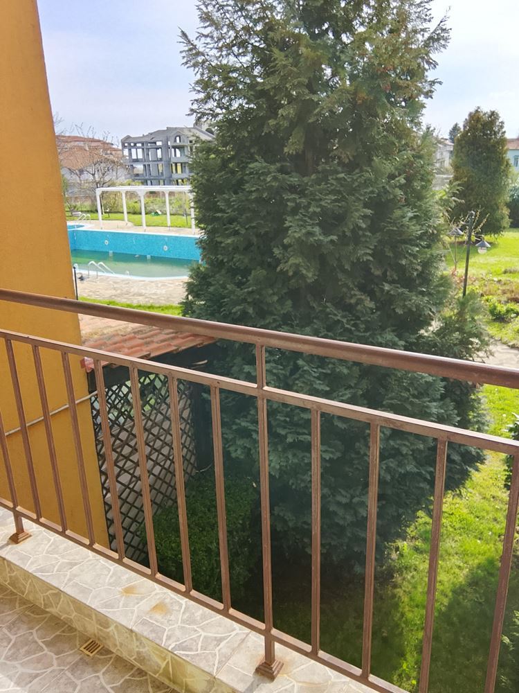 Przestronne studio z widokiem na basen w Aheloy – komfort i udogodnienia w zamkniętym kompleksie
