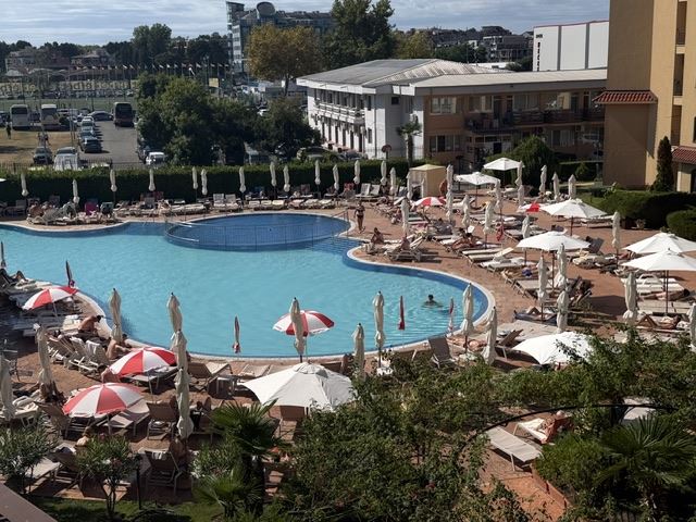 Słoneczny Brzeg: przestronne mieszkanie z jedną sypialnią i widokiem na basen, 400 metrów od plaży Cacao