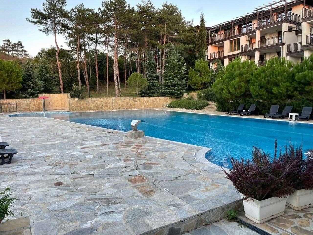 Apartament z jedną sypialnią z widokiem na basen w Sozopolu – przestronny, umeblowany i gotowy do użytkowania