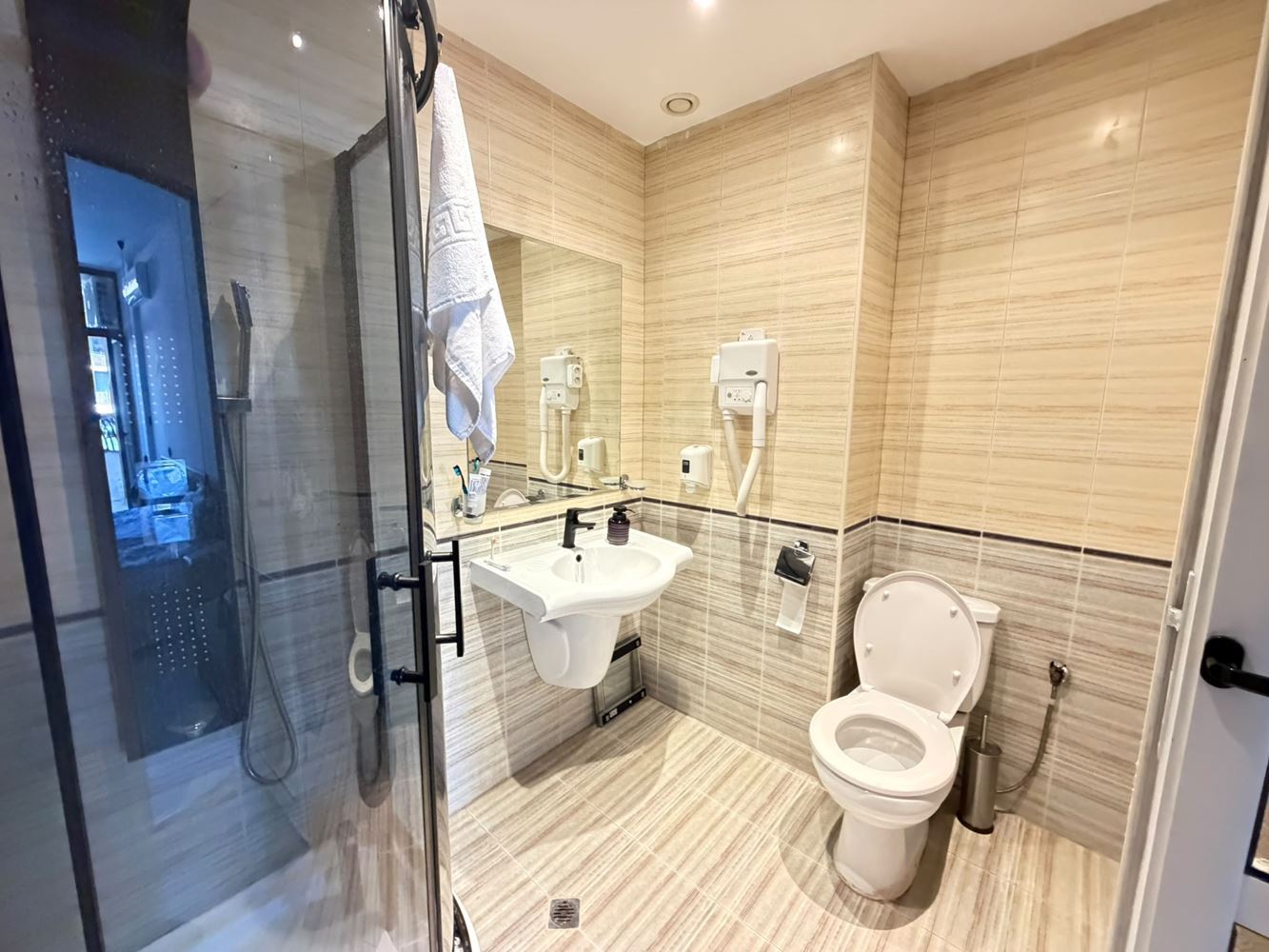 Przestronny apartament z jedną sypialnią i dużym tarasem w południowej części Słonecznego Brzegu – doskonała inwestycja nad morzem