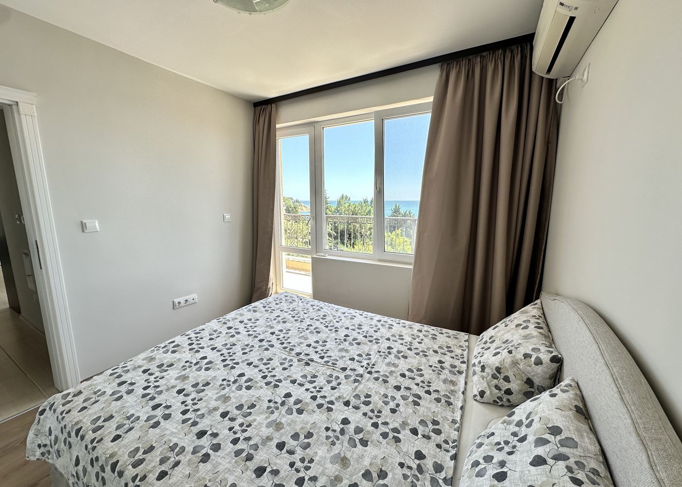Apartament z jedną sypialnią w pierwszej linii z panoramicznym widokiem na morze w Nessebarze