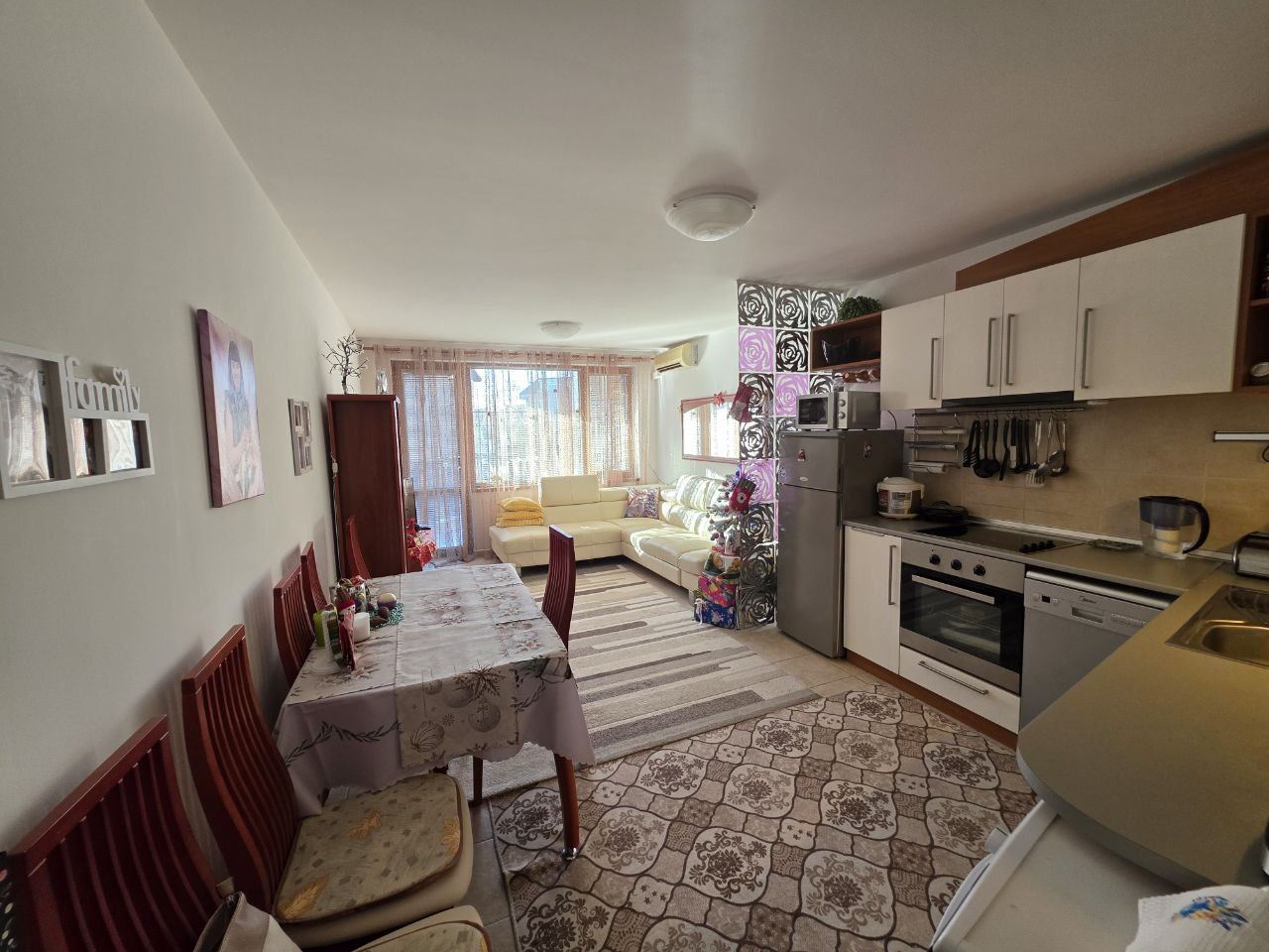 Przestronny apartament z dwiema sypialniami w przytulnym kompleksie 300 metrów od morza w Rawdzie