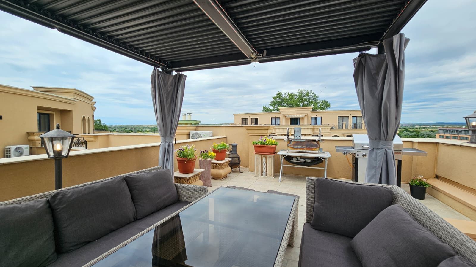 Przestronny penthouse z panoramicznym tarasem i sauną w nowoczesnym kompleksie mieszkaniowym w Słoneczny Brzeg