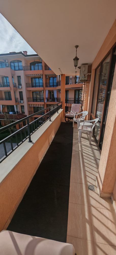 Apartament z dwiema sypialniami, widokiem na baseny i częściowym widokiem na morze, 200 metrów od plaży w Sveti Vlas