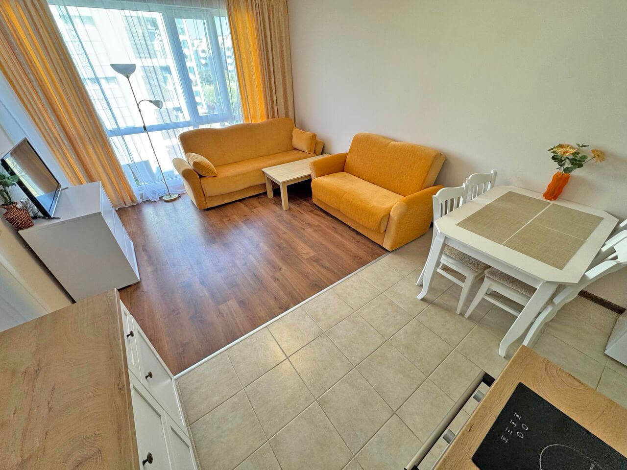 Apartament z jedną sypialnią i widokiem na basen – przytulność, zieleń i komfort na terenie zamkniętego kompleksu