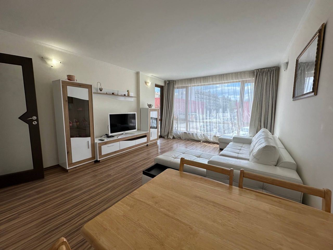 Dwupokojowe mieszkanie w Słonecznym Brzegu – w pełni umeblowana nieruchomość z doskonałą lokalizacją i całoroczną infrastrukturą