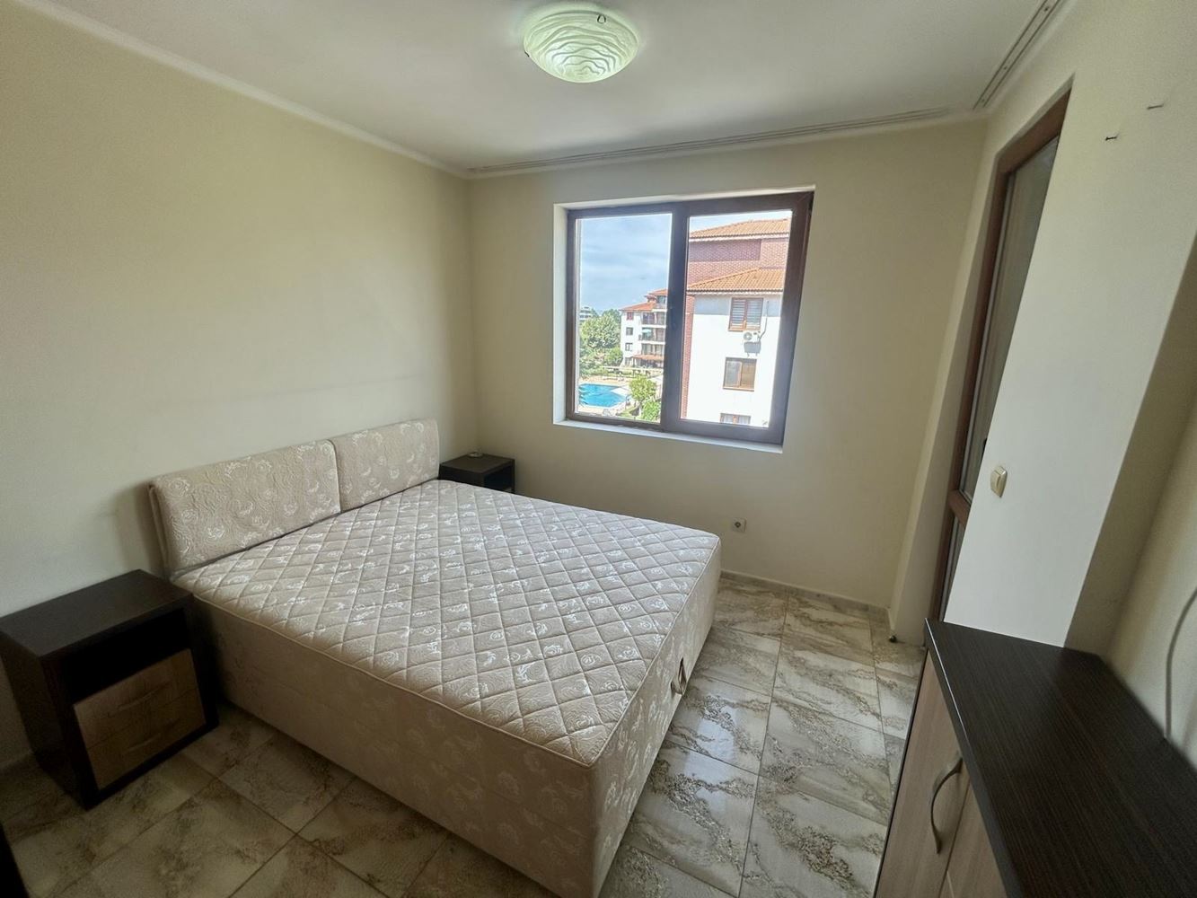 Przestronny apartament z dwiema sypialniami w Nesebyrze – dwa tarasy i możliwość wydzielenia trzeciej sypialni