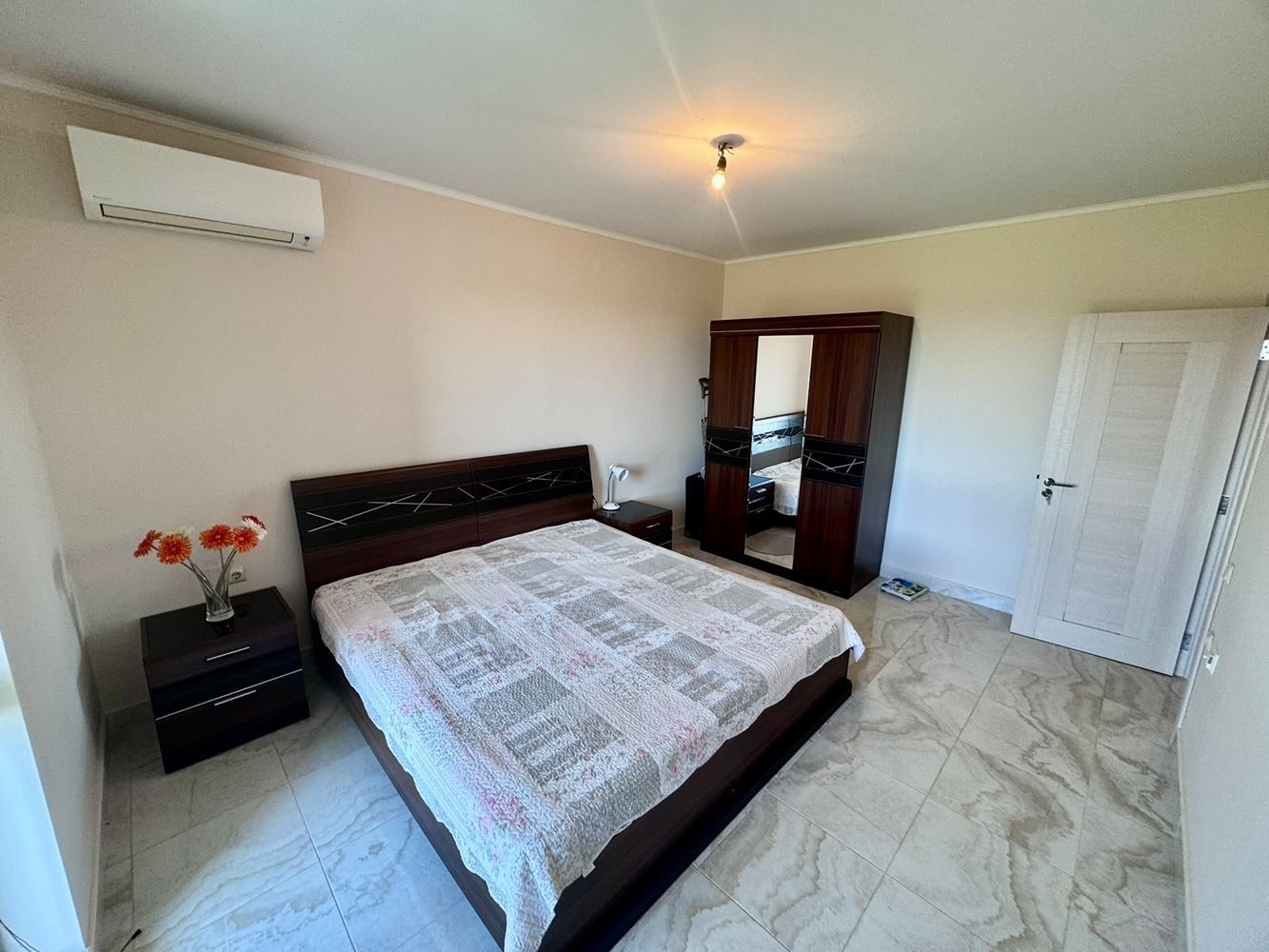 Przestronny trzypokojowy apartament z panoramicznym widokiem na morze w prestiżowym kompleksie w Nesebyrze – komfort, przestrzeń i imponujące widoki
