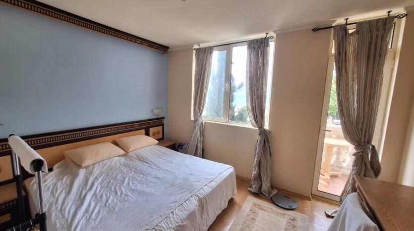 Dwupokojowe mieszkanie w pierwszej linii w Elenite z widokiem na morze i wysokim potencjałem inwestycyjnym