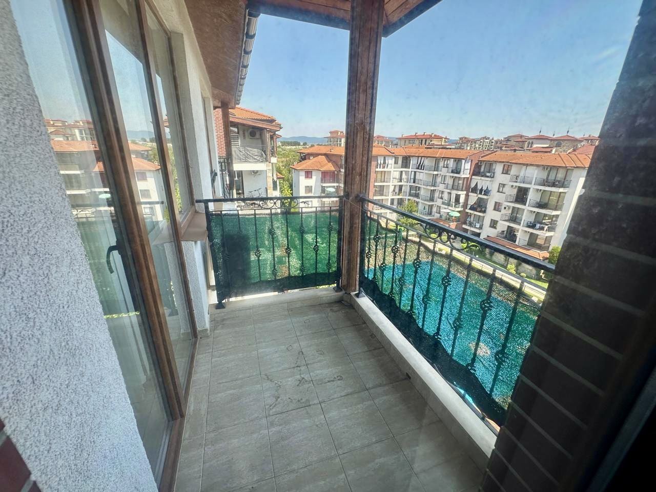 Przestronny apartament z jedną sypialnią z widokiem na zielony dziedziniec w Nessebarze