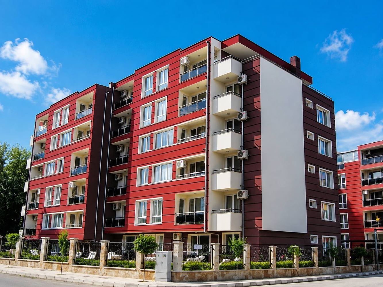  Apartament z jedną sypialnią w sercu Rawdy – przytulne mieszkanie z widokiem na zieleń