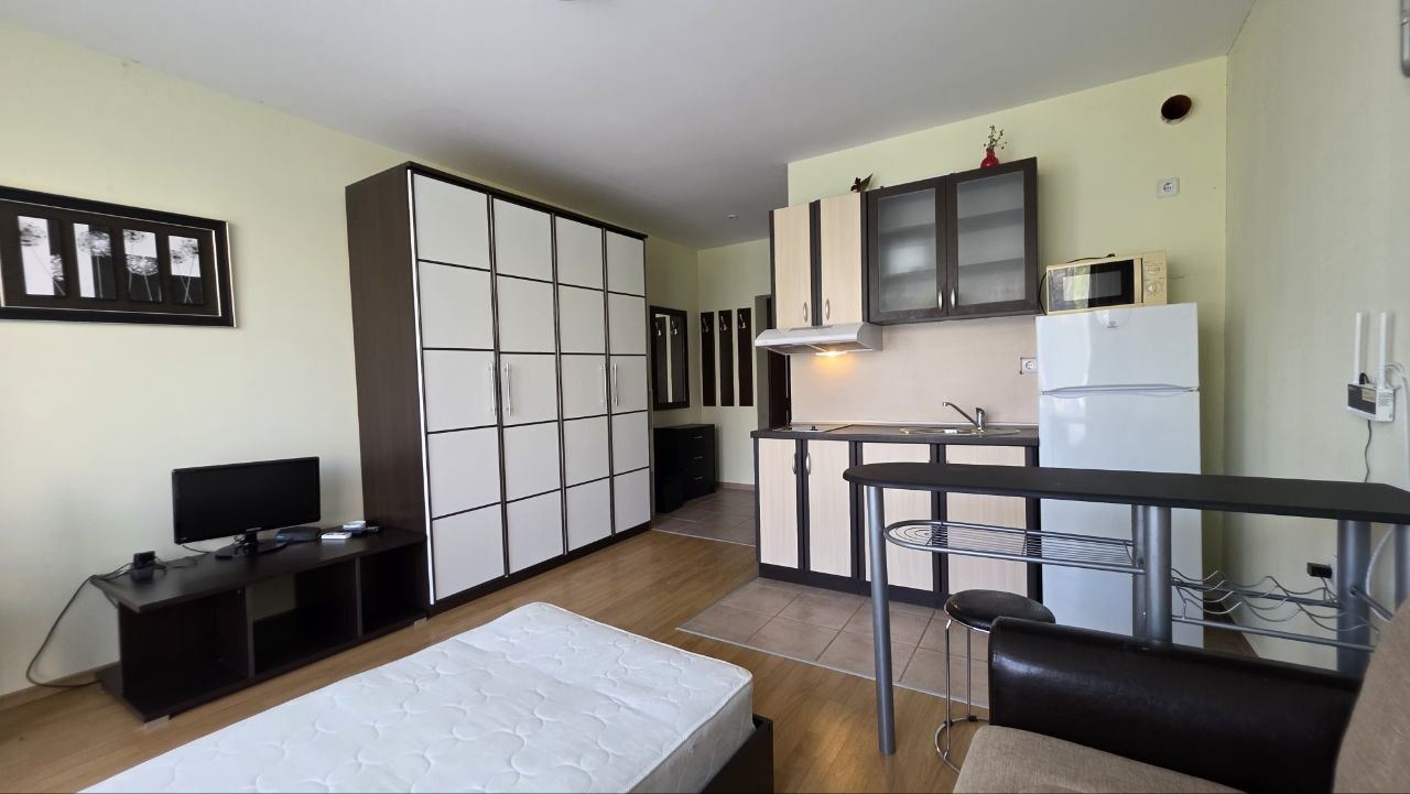 Praktyczne i przytulne studio w Słonecznym Brzegu – komfort i spokój z widokiem na basen