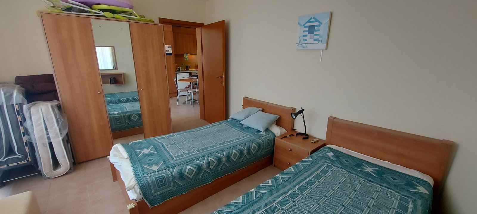 Przestronny apartament z dwiema sypialniami i widokiem na morze w pierwszej linii brzegowej – gotowy do zamieszkania
