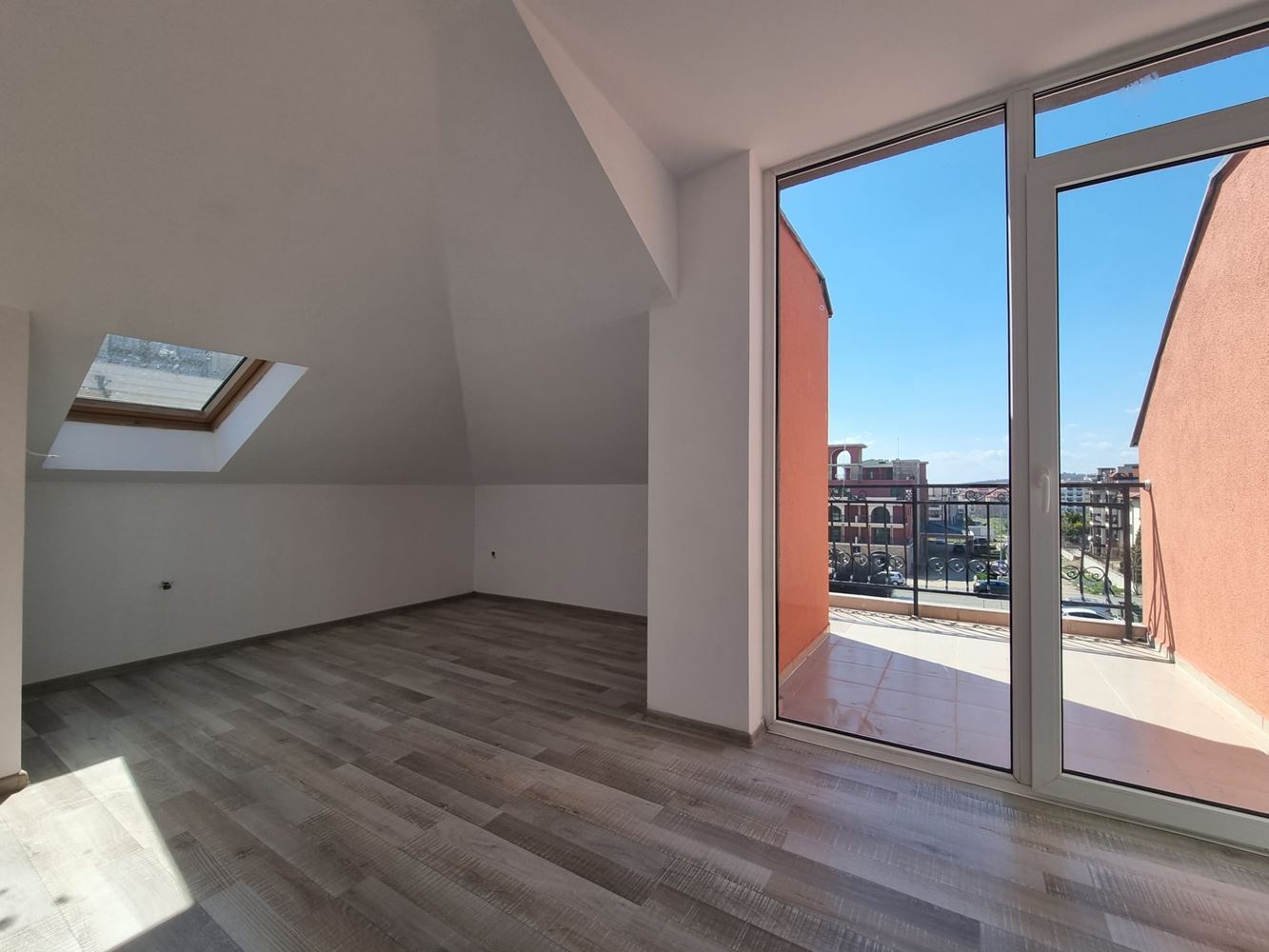 Jasne i nowoczesne mieszkanie w doskonałej lokalizacji – połączenie komfortu, natury i nadmorskiego klimatu