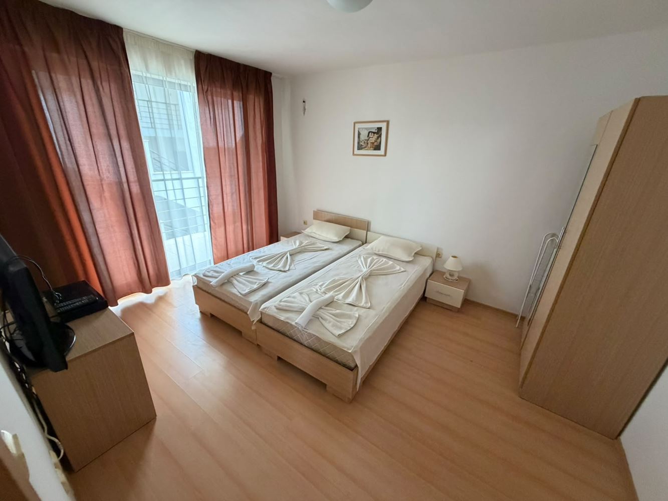 Przestronny apartament z dwiema sypialniami z widokiem na morze i góry w pięknym zamkniętym kompleksie nad morzem