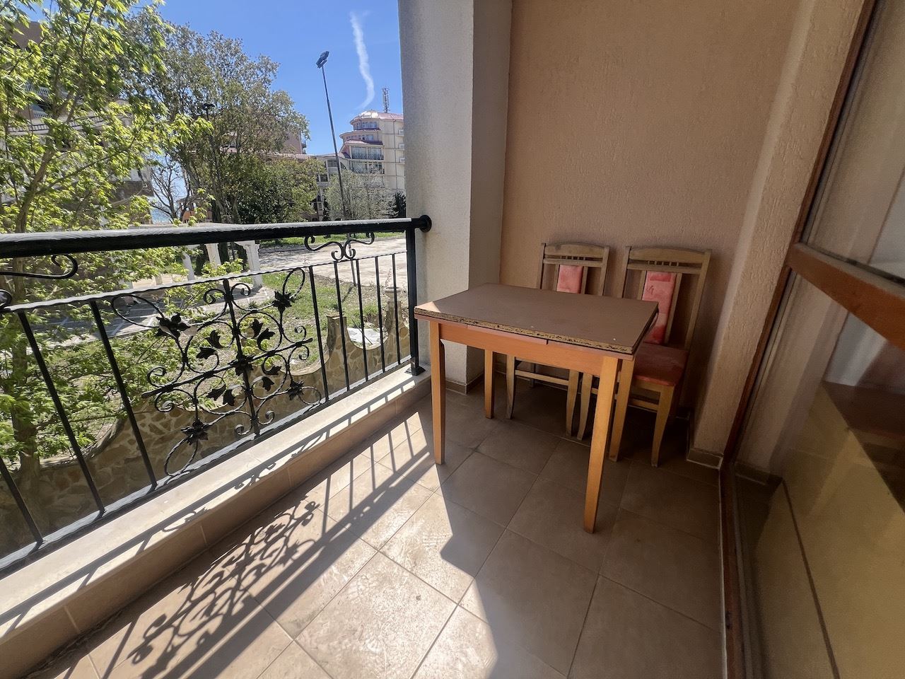 Przytulne studio w sercu Elenite – zaledwie kilka minut od plaży, w zamkniętym kompleksie z basenem i doskonałymi udogodnieniami