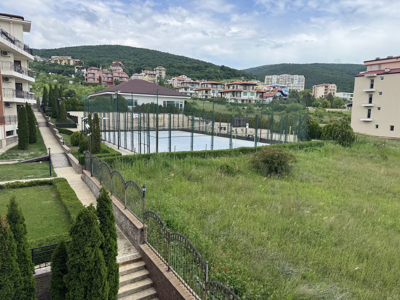 Kompaktowe studio z panoramicznym widokiem na góry w Sweti Włas – komfort, natura i doskonała infrastruktura