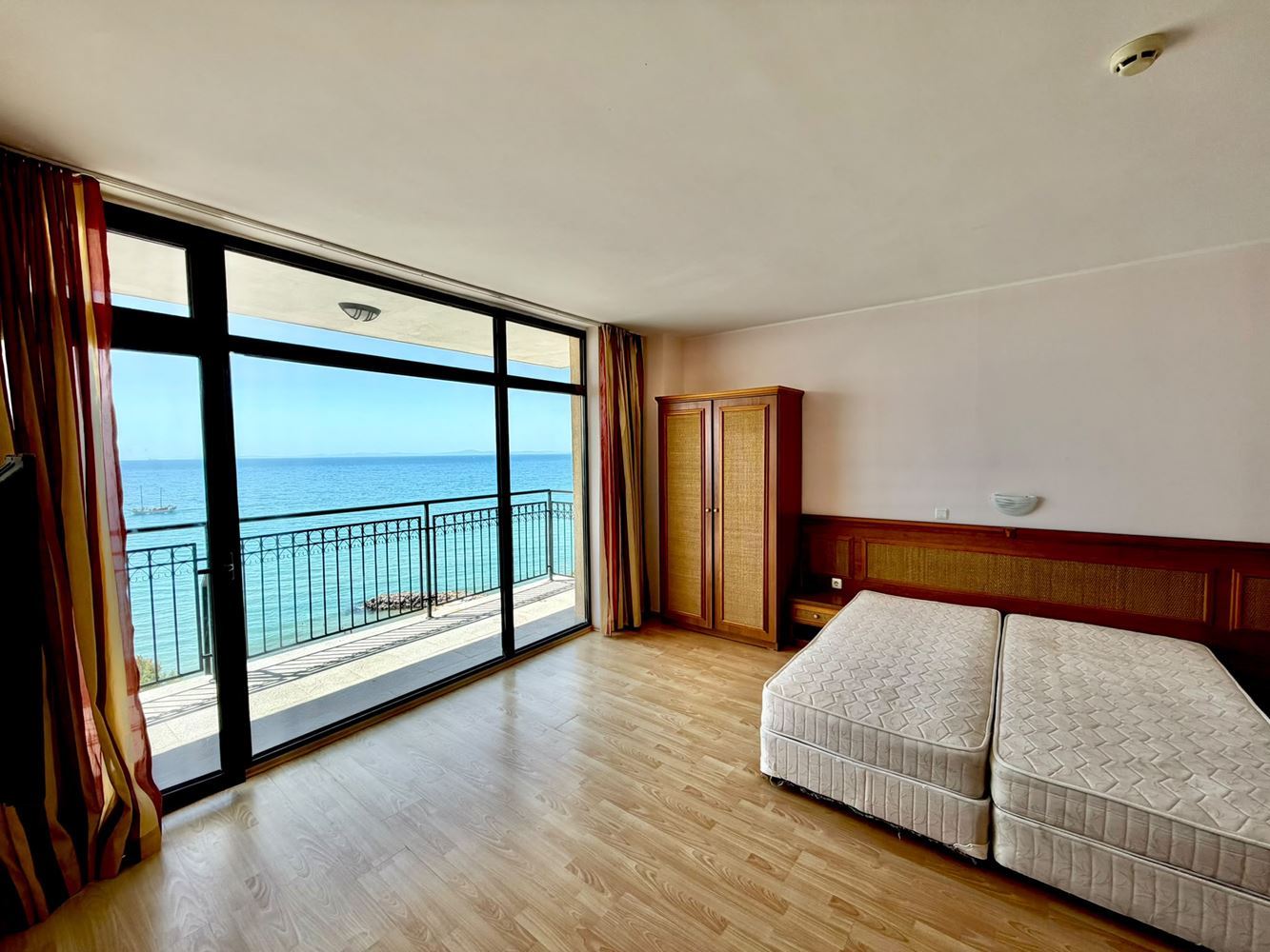 Apartament z jedną sypialnią z panoramicznym widokiem na morze w pierwszej linii brzegowej w Świętym Własie