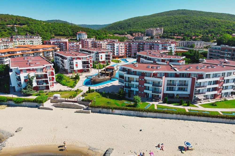 Apartament w pierwszej linii brzegowej w Elenite – generalny remont, prąd do użytku mieszkalnego i bezpośredni dostęp do plaży
