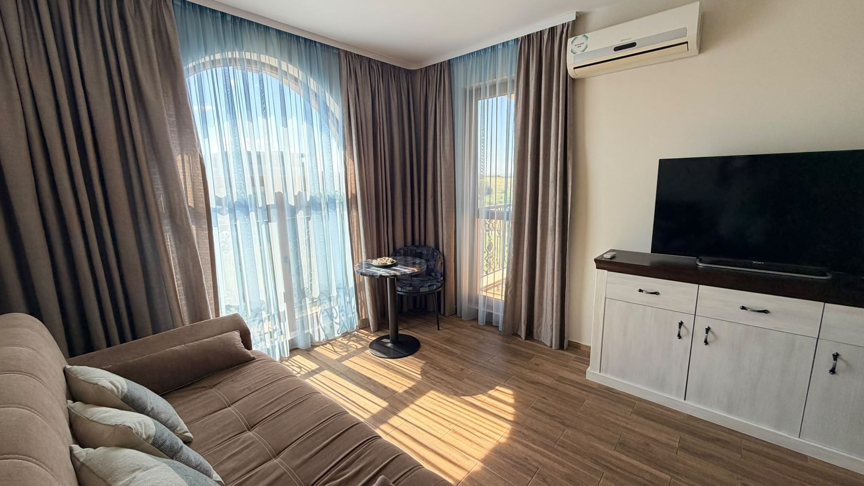 Dwupokojowy apartament z panoramicznym widokiem, o krok od morza w Rawdzie