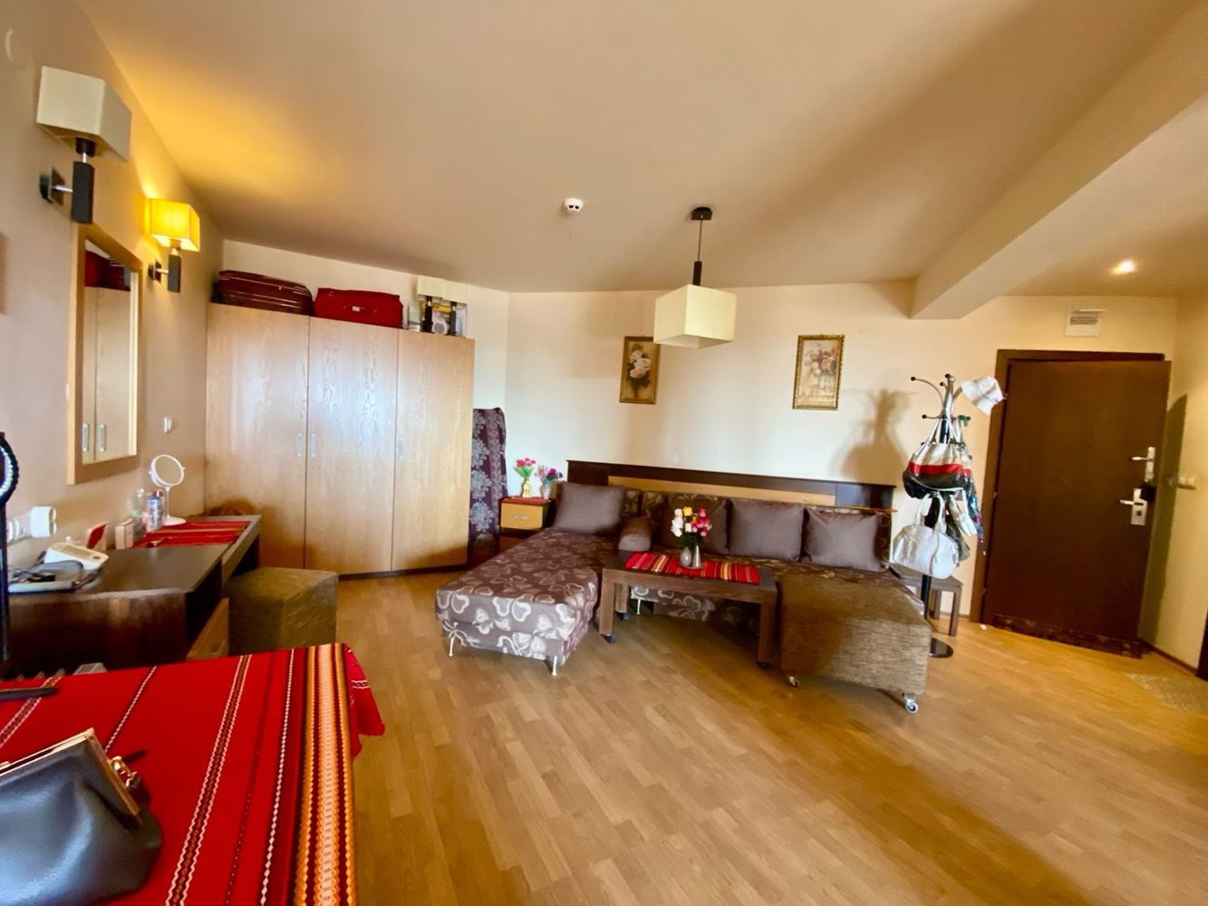 Przestronne w pełni umeblowane studio z widokiem na basen w Słonecznym Brzegu – komfort, spokój i doskonała inwestycja