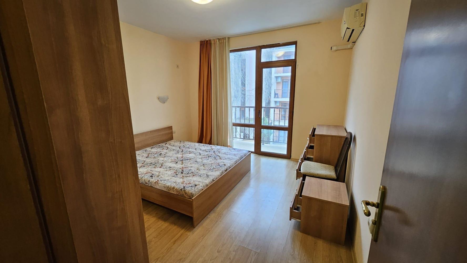 Przestronny apartament z dwiema sypialniami w Primorsku – komfort, spokój i niska opłata za utrzymanie