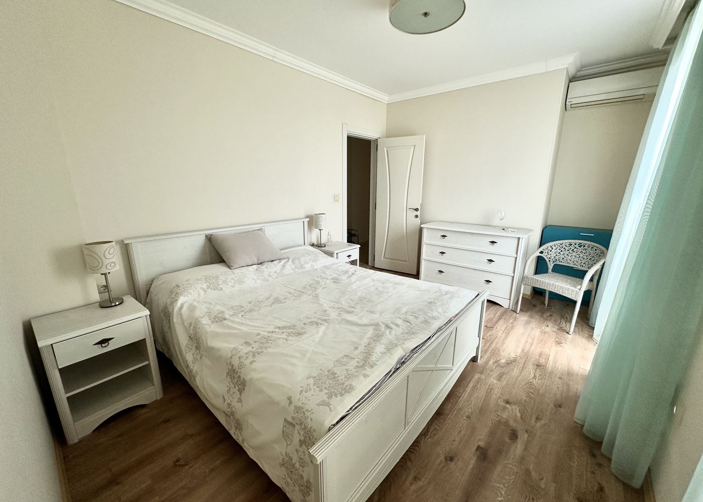 Przestronny apartament z dwiema sypialniami i widokiem na morze w Rawdzie