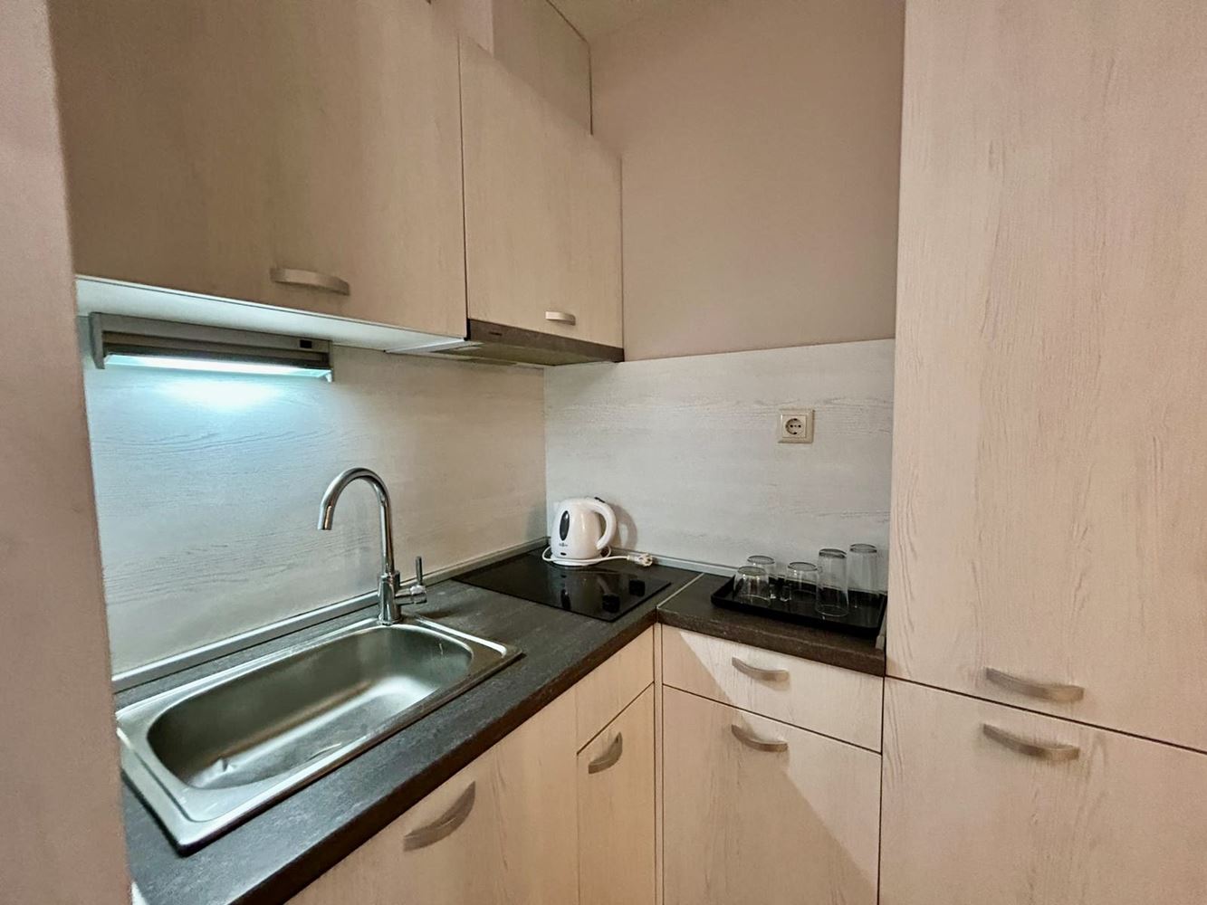 Jasne i przytulne studio z widokiem na piękną wewnętrzną część kompleksu – komfort i spokój w nowoczesnym kompleksie