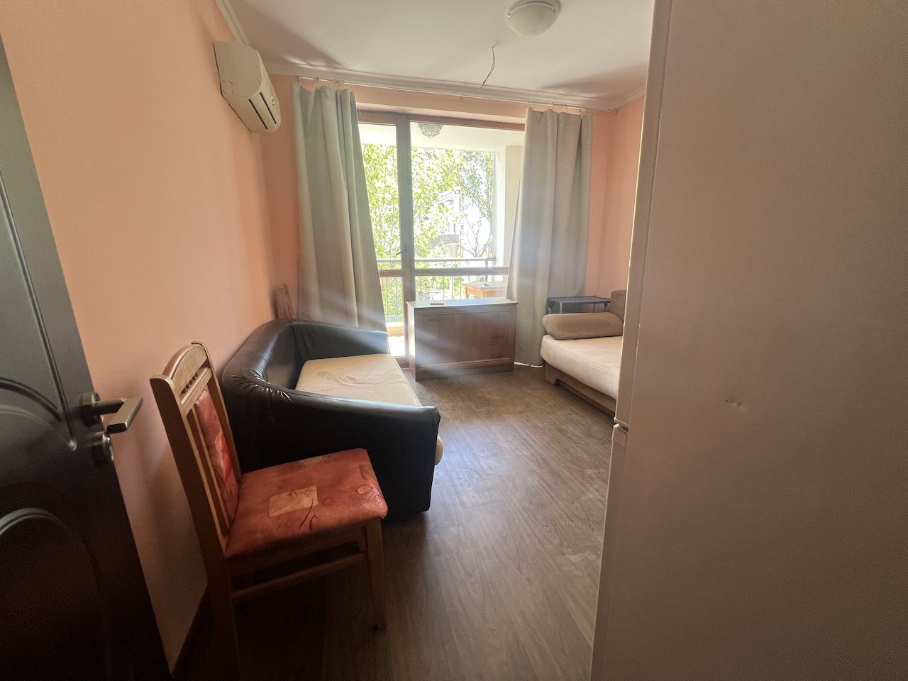 Przytulne studio w sercu Elenite – zaledwie kilka minut od plaży, w zamkniętym kompleksie z basenem i doskonałymi udogodnieniami