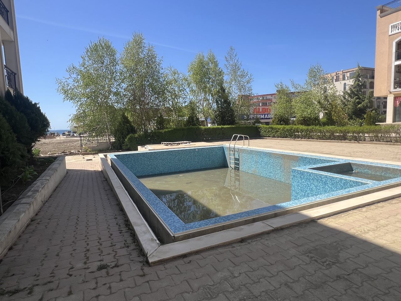 Przytulne studio w sercu Elenite – zaledwie kilka minut od plaży, w zamkniętym kompleksie z basenem i doskonałymi udogodnieniami