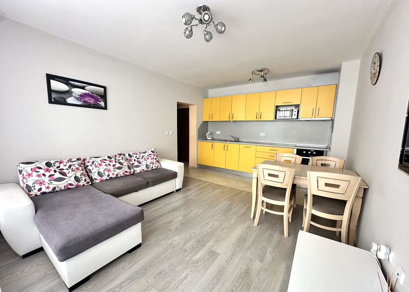 Mieszkanie z jedną sypialnią 100 m od plaży w Pomorie – komfort, wygoda i widok na morze