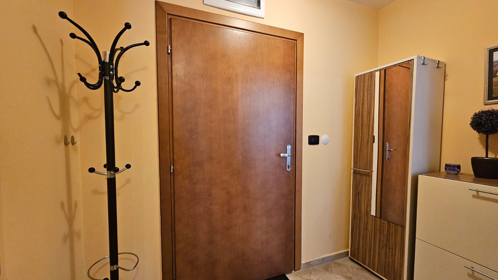 Przytulny i stylowo umeblowany apartament z jedną sypialnią i częściowym widokiem na morze